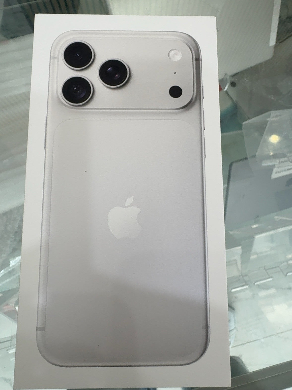 Actual box front: iPhone 18 Pro Max 512GB Silver